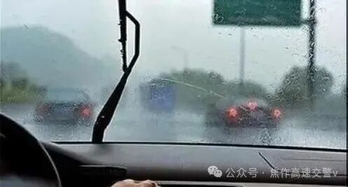 雨雪天安全行車技巧_雨雪天駕駛注意事項(xiàng)_出行提示