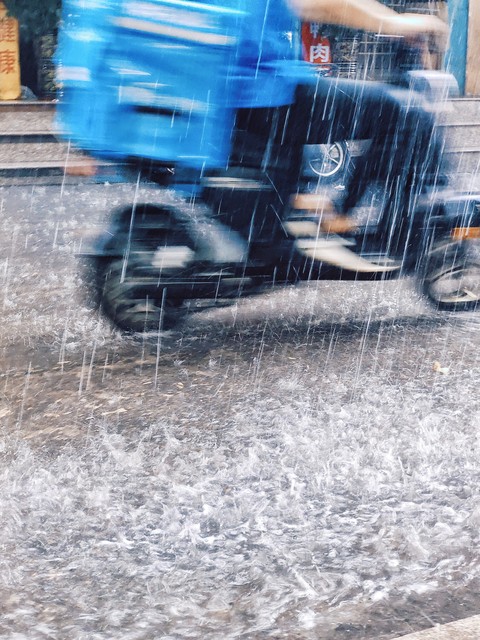 強降雨出行安全措施_出行提示_暴雨天氣安全避險指南