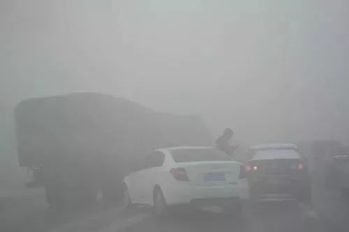 秋冬交通安全指南_出行提示_路面濕滑黏膩能見度驟降