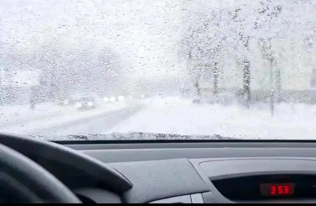 出行提示_駕車出行清理車輛積雪檢查車燈剎車輪胎_駕駛過(guò)程中控制車速保持車距使用燈光謹(jǐn)慎轉(zhuǎn)彎避免超車
