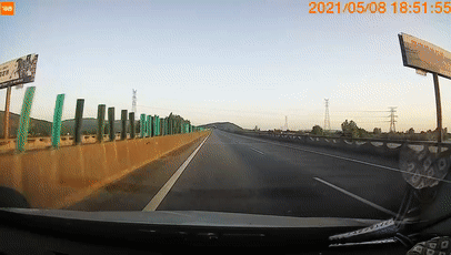 避免開(kāi)車看手機(jī)事故_分心駕駛危害與預(yù)防_出行提示