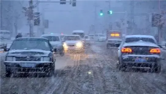 出行提示_吉林省雪天出行指南_雪后路滑行車安全