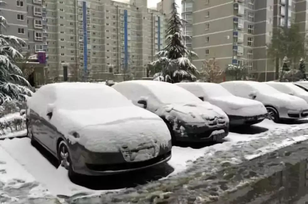 降雪天氣開車注意事項(xiàng)_雪地行車安全技巧_出行提示