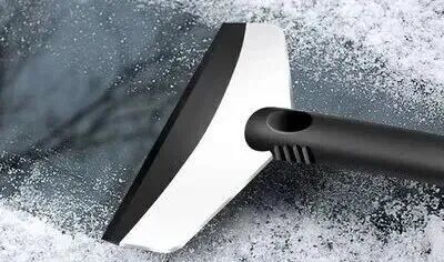 冰凍天氣行車(chē)安全提示_謹(jǐn)慎低速行駛冰凍路面_出行提示